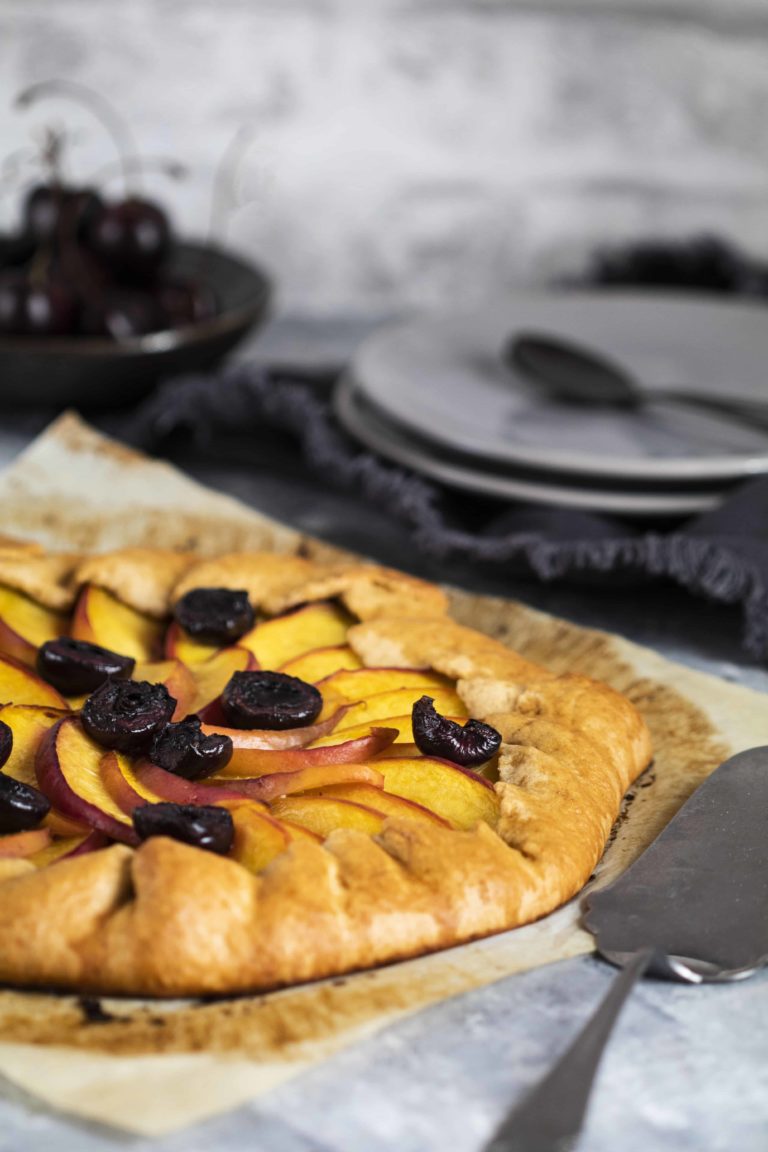 Tarte rustique aux nectarines et aux cerises