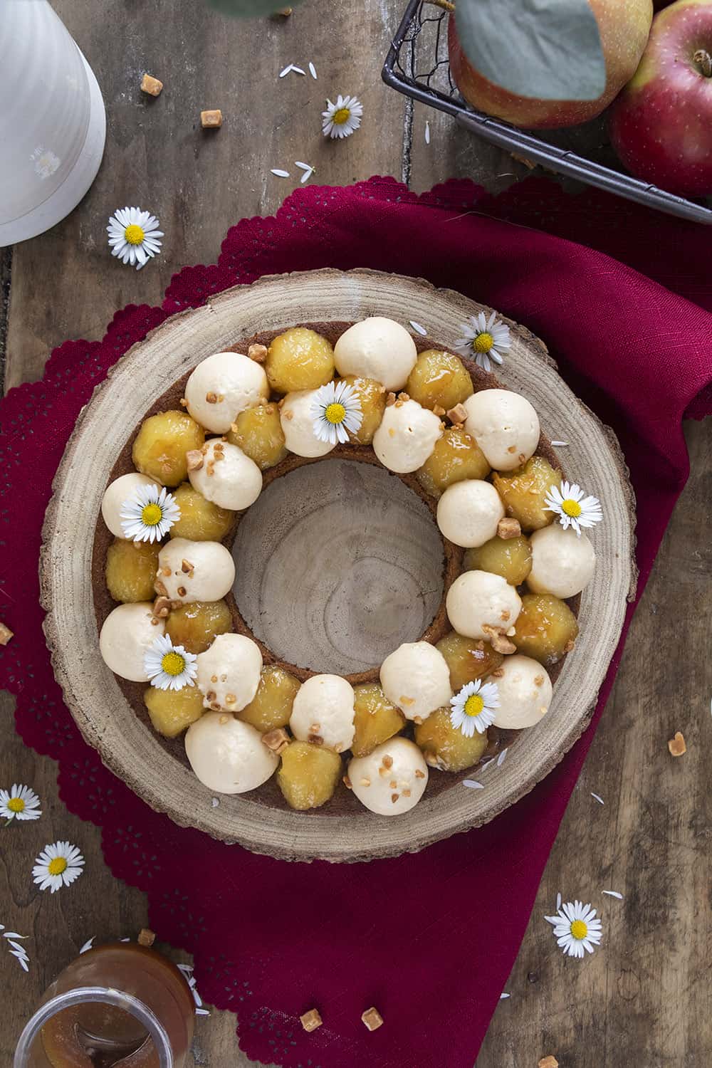 Tarte tatin revisitée composée d'un sablé breton, de billes de pommes caramélisées et d'une ganache montée au caramel de cidre.