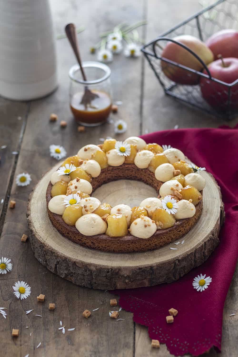 Tarte tatin revisitée composée d'un sablé breton, de billes de pommes caramélisées et d'une ganache montée au caramel de cidre.