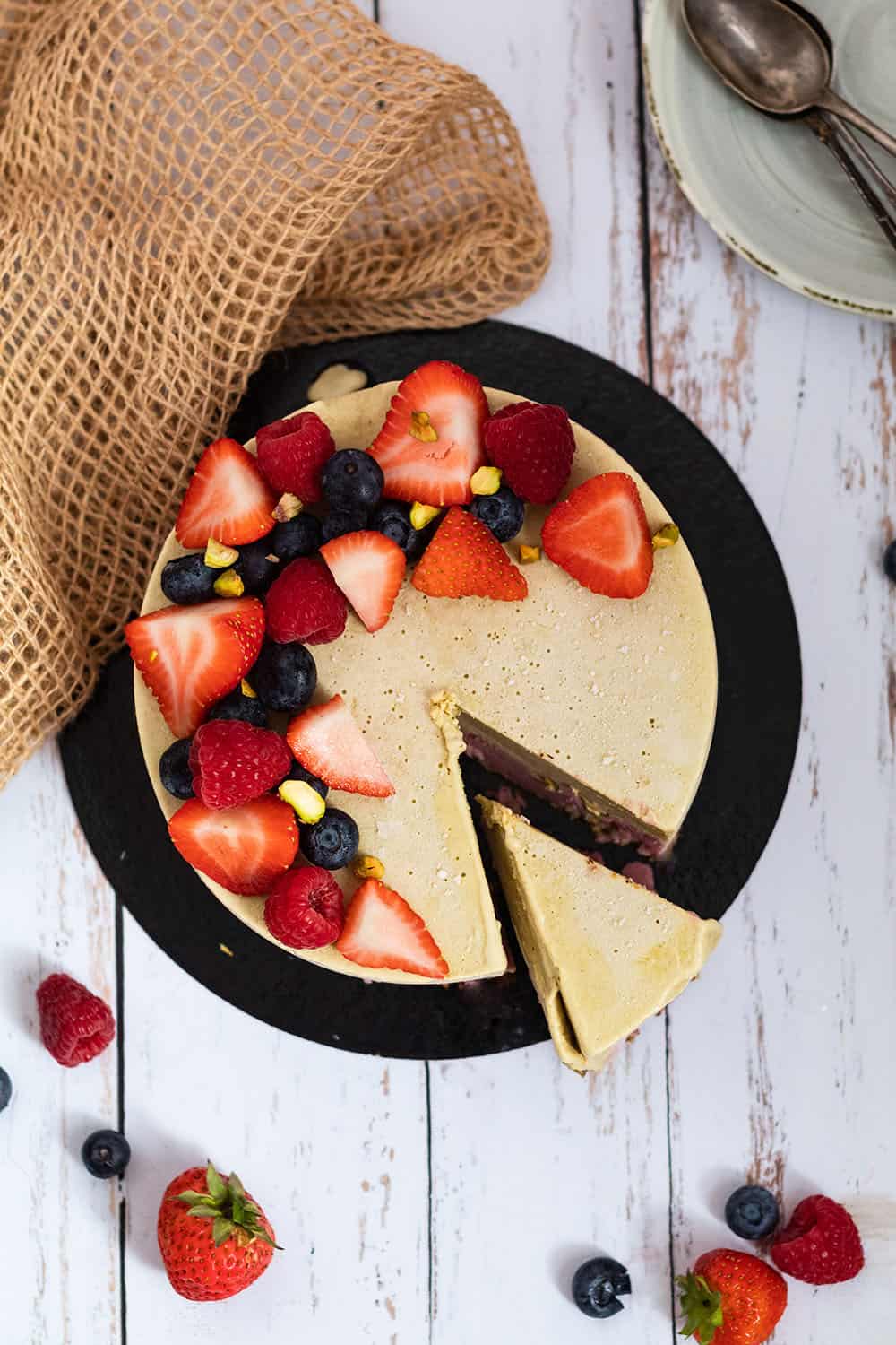 gâteau glacé framboise pistache vu du dessus