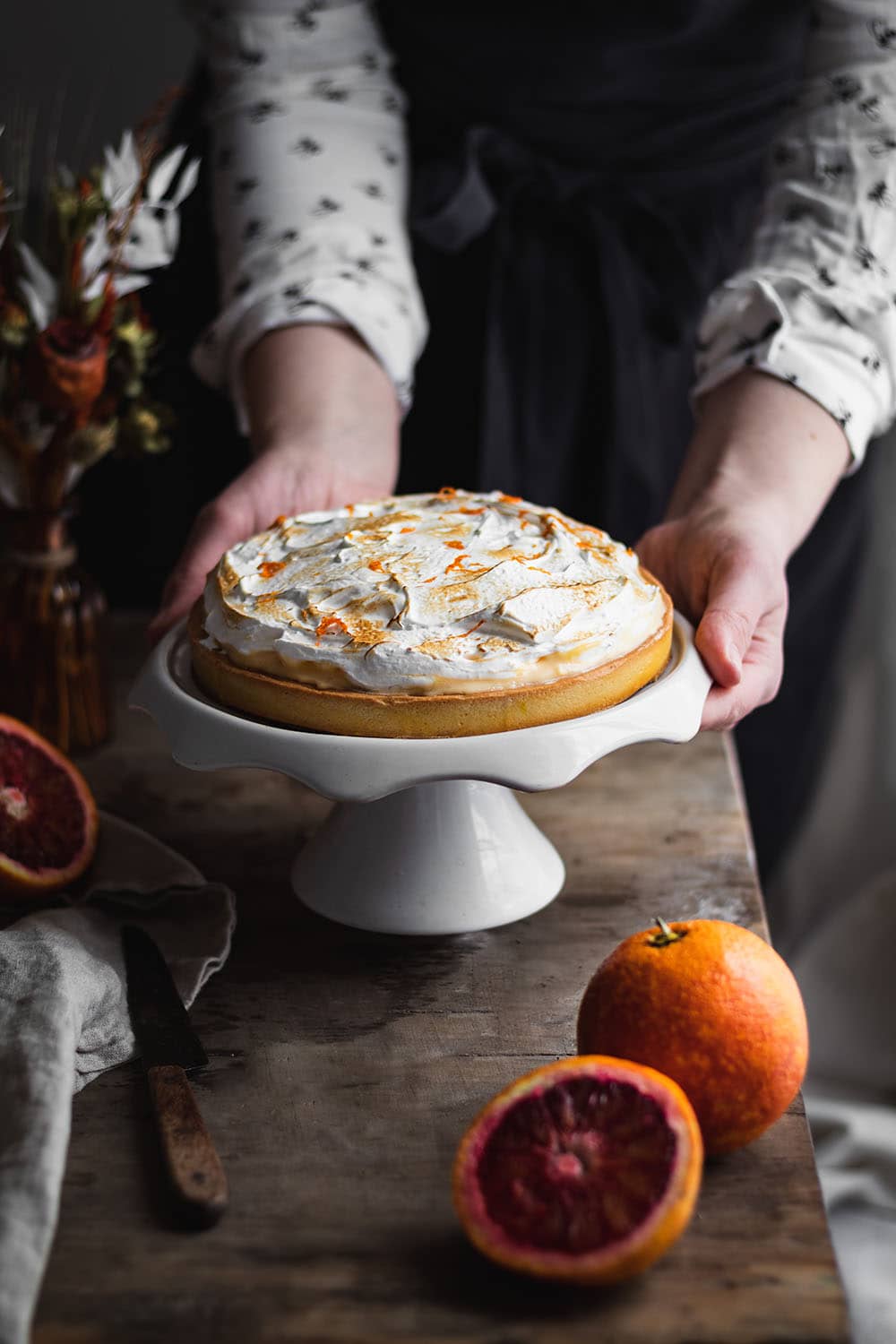 Tarte orange sanguine meringuée posée sur une table