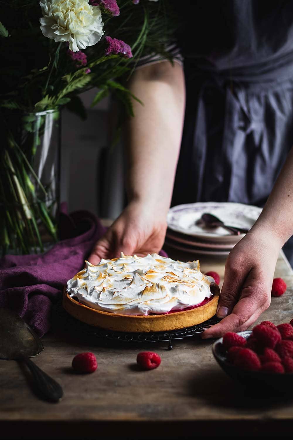 Tarte framboise meringuée servie sur le table