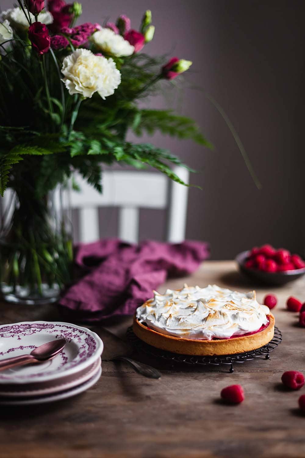 Tarte framboise meringuée sur la table